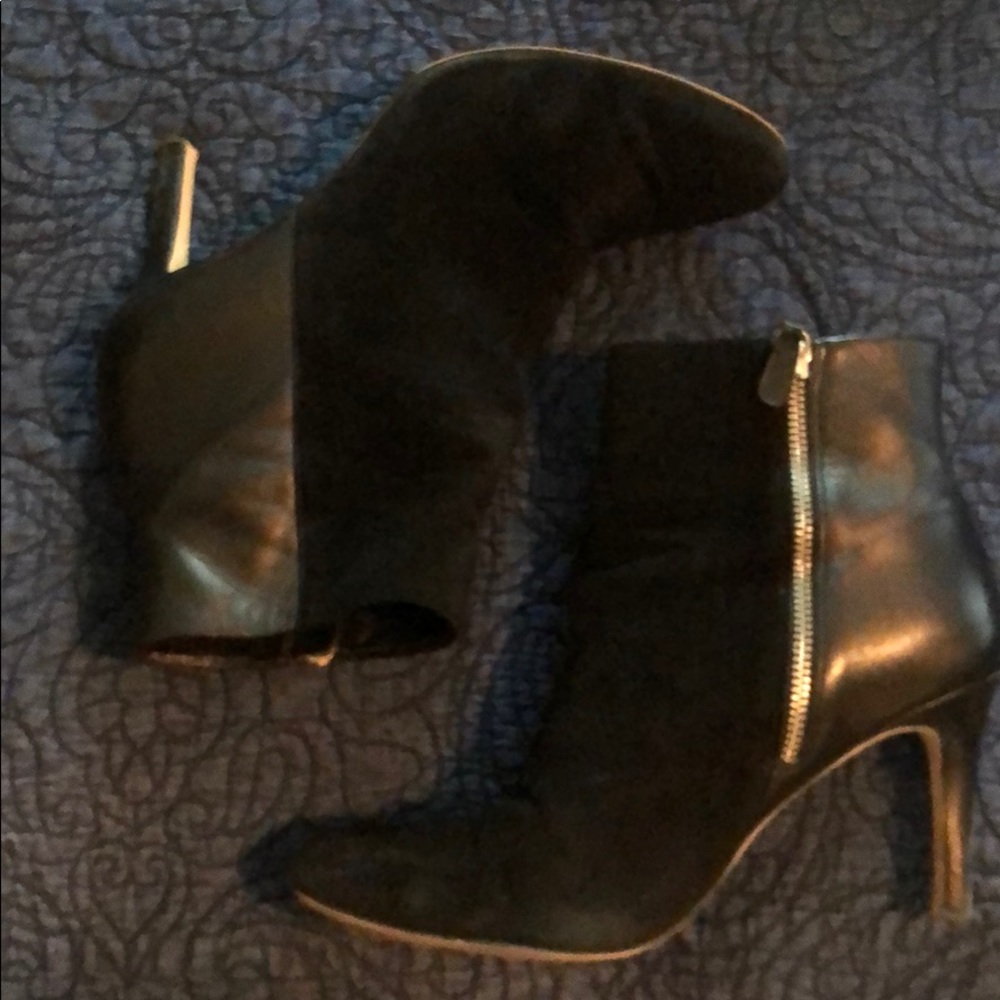 Ann Taylor - Paulina Zip Bootie Size 9
